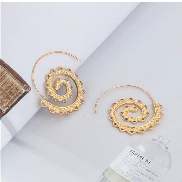 Fashionista21 Jewelry - New with Box Boutique Gold tone Spiral Earrings Fashionista21 Jewelry - New with Box Boutique Gold tone Spiral Earrings